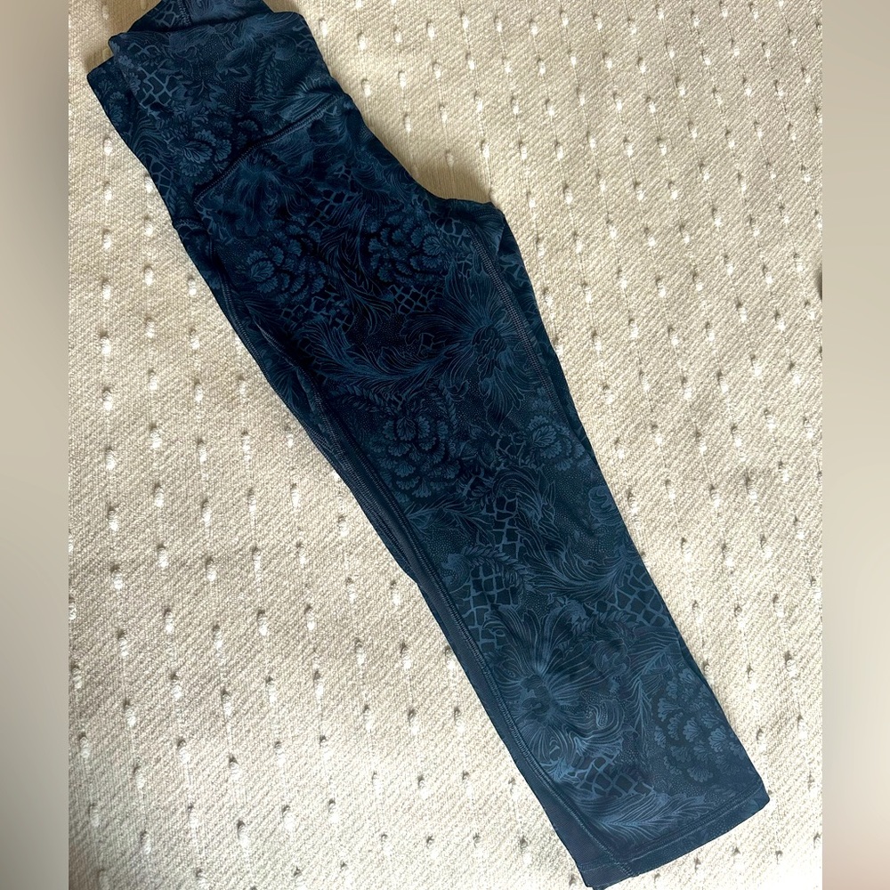 Lululemon size 4 navy blue leggings